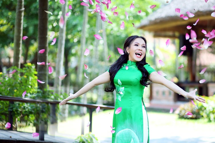 Danh hai Viet Huong dien ao dai tinh tu cung trai tre-Hinh-11